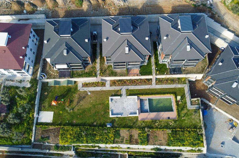 C21 Cius; Havuz ve Bahçeli Site İçerisinde Deniz Manzaralı Daire