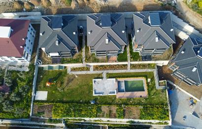 C21 Cius; Havuz ve Bahçeli Site İçerisinde Deniz Manzaralı Daire