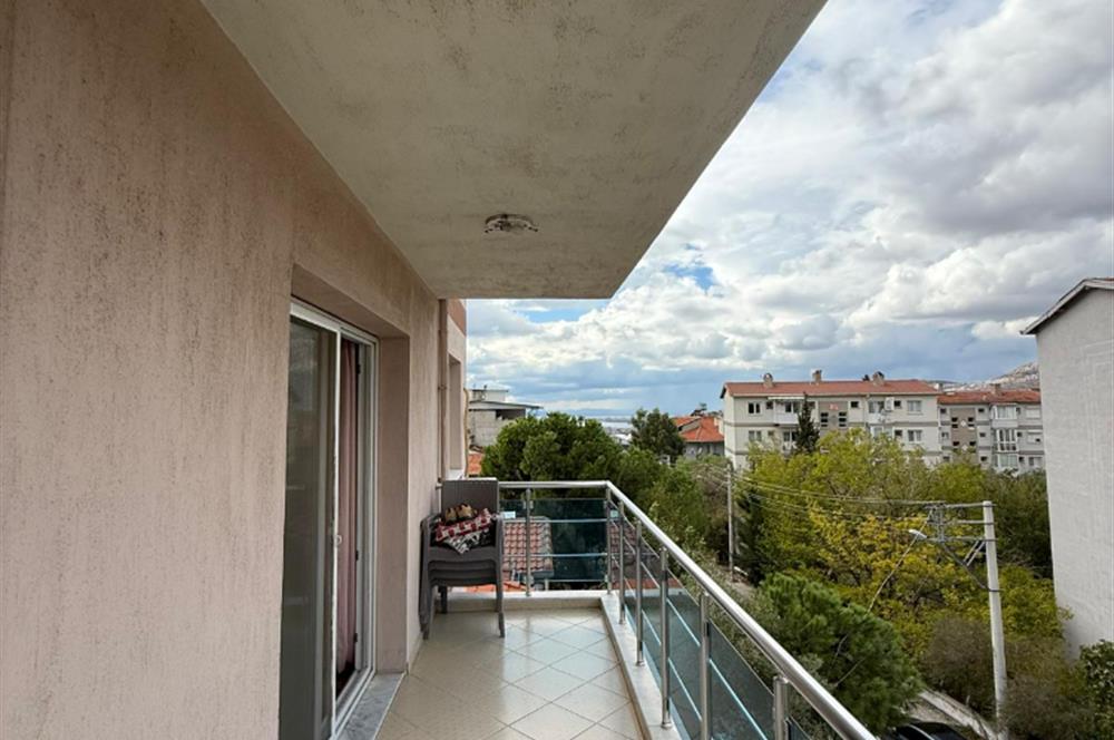 Bornova İnönü’de yenilenmiş 135 m2 3+1 ferah daire