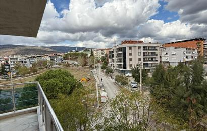 Bornova İnönü’de yenilenmiş 135 m2 3+1 ferah daire