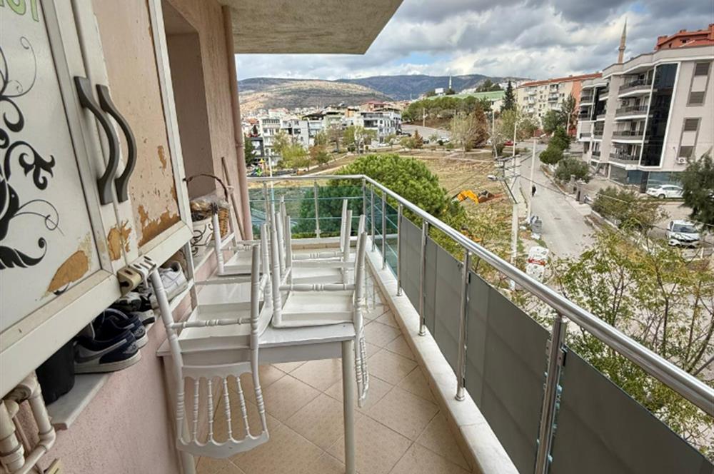 Bornova İnönü’de yenilenmiş 135 m2 3+1 ferah daire