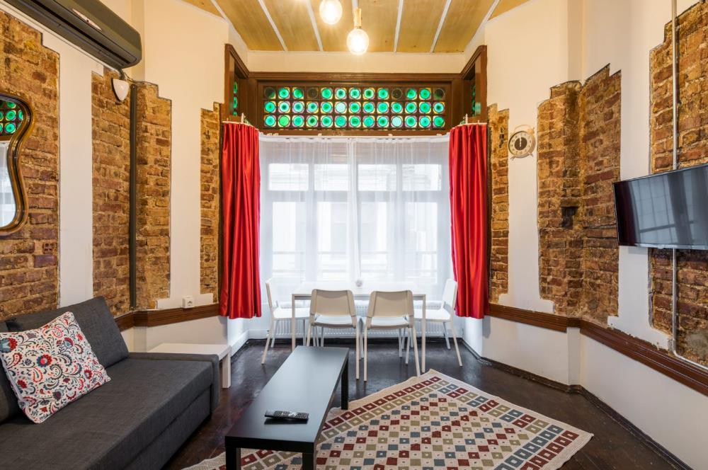 İSTİKLAL CADDESİ’NE 20 METRE – Ruhsatlı Bar & Airbnb İşletmesi Devren (Şirket Üzerinden)