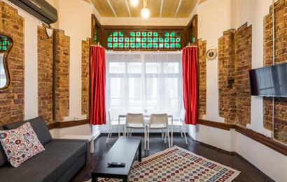 İSTİKLAL CADDESİ’NE 20 METRE – Ruhsatlı Bar & Airbnb İşletmesi Devren (Şirket Üzerinden)