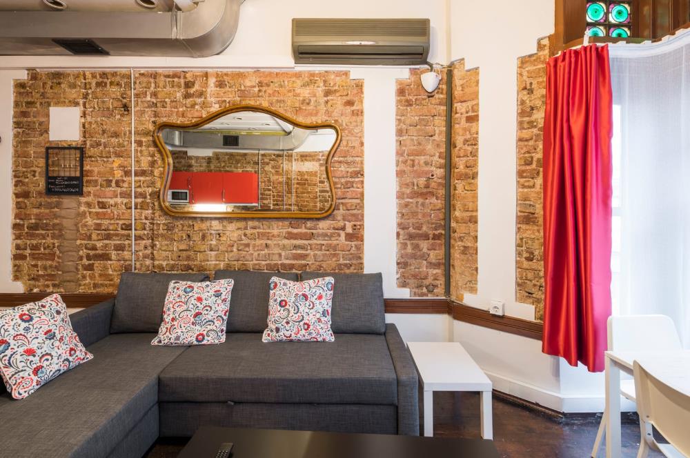 İSTİKLAL CADDESİ’NE 20 METRE – Ruhsatlı Bar & Airbnb İşletmesi Devren (Şirket Üzerinden)