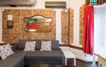 İSTİKLAL CADDESİ’NE 20 METRE – Ruhsatlı Bar & Airbnb İşletmesi Devren (Şirket Üzerinden)