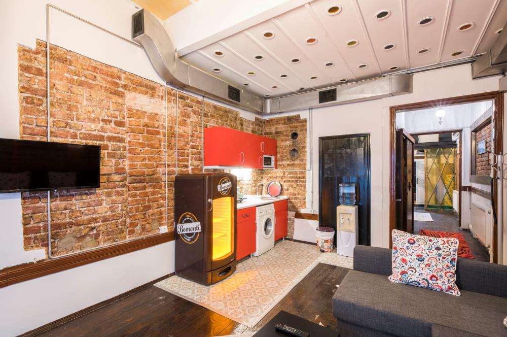 İSTİKLAL CADDESİ’NE 20 METRE – Ruhsatlı Bar & Airbnb İşletmesi Devren (Şirket Üzerinden)