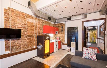 İSTİKLAL CADDESİ’NE 20 METRE – Ruhsatlı Bar & Airbnb İşletmesi Devren (Şirket Üzerinden)