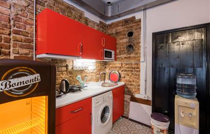 İSTİKLAL CADDESİ’NE 20 METRE – Ruhsatlı Bar & Airbnb İşletmesi Devren (Şirket Üzerinden)