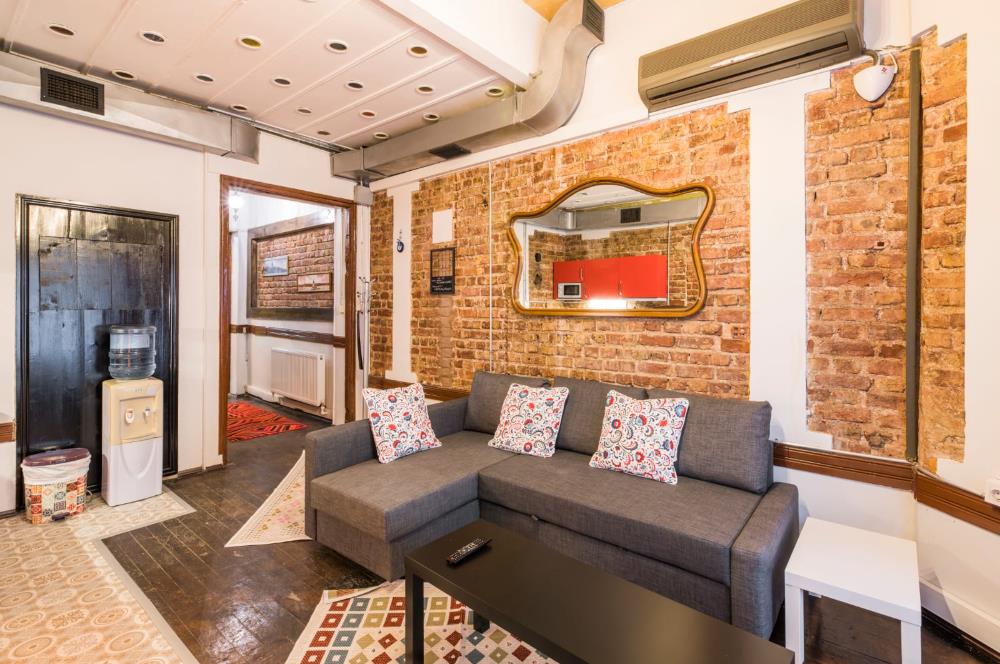 İSTİKLAL CADDESİ’NE 20 METRE – Ruhsatlı Bar & Airbnb İşletmesi Devren (Şirket Üzerinden)