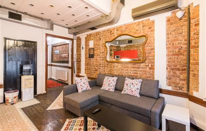 İSTİKLAL CADDESİ’NE 20 METRE – Ruhsatlı Bar & Airbnb İşletmesi Devren (Şirket Üzerinden)