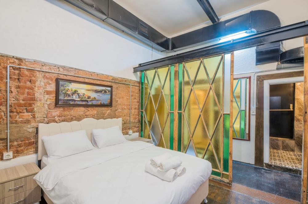 İSTİKLAL CADDESİ’NE 20 METRE – Ruhsatlı Bar & Airbnb İşletmesi Devren (Şirket Üzerinden)