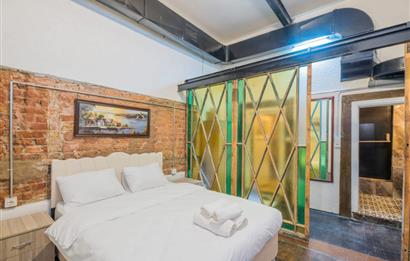 İSTİKLAL CADDESİ’NE 20 METRE – Ruhsatlı Bar & Airbnb İşletmesi Devren (Şirket Üzerinden)