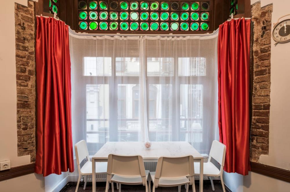 İSTİKLAL CADDESİ’NE 20 METRE – Ruhsatlı Bar & Airbnb İşletmesi Devren (Şirket Üzerinden)