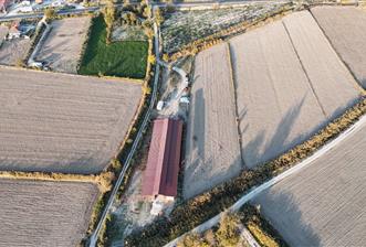 BEKİLLİ ÜÇKUYU'DA SATILIK TARLA VE KÜÇÜKBAŞ BESİHANESİ - 1 - 29500