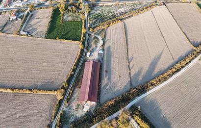 BEKİLLİ ÜÇKUYU'DA SATILIK TARLA VE KÜÇÜKBAŞ BESİHANESİ