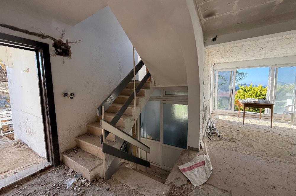 Kendi Tasarımınızı Yaratabileceğiniz  Köşe Konumlu, Kapanmaz Deniz Manzaralı Özel Plajlı Site içinde 3+1 Villa