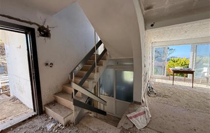 Kendi Tasarımınızı Yaratabileceğiniz  Köşe Konumlu, Kapanmaz Deniz Manzaralı Özel Plajlı Site içinde 3+1 Villa