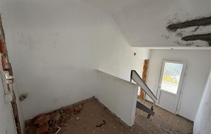 Kendi Tasarımınızı Yaratabileceğiniz  Köşe Konumlu, Kapanmaz Deniz Manzaralı Özel Plajlı Site içinde 3+1 Villa