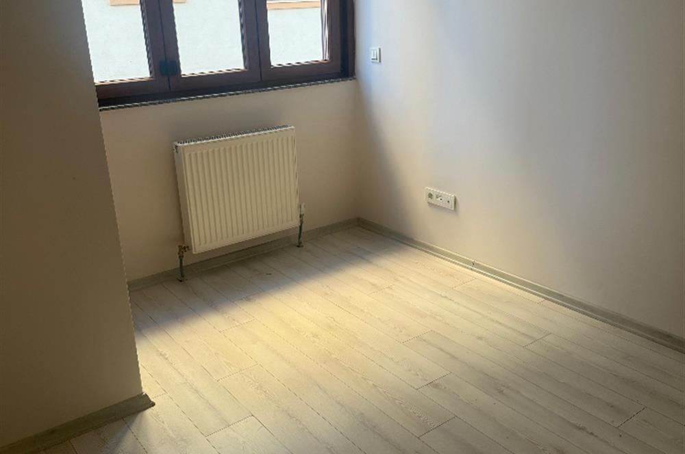 KOZYATAĞI SARIKANARYA SOKAKTA 2+1 KİRALIK DAİRE