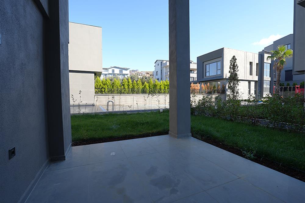 C21 Cius; Umurbey'de 4,5+1 Havuzlu Satılık Bahçe Dubleks