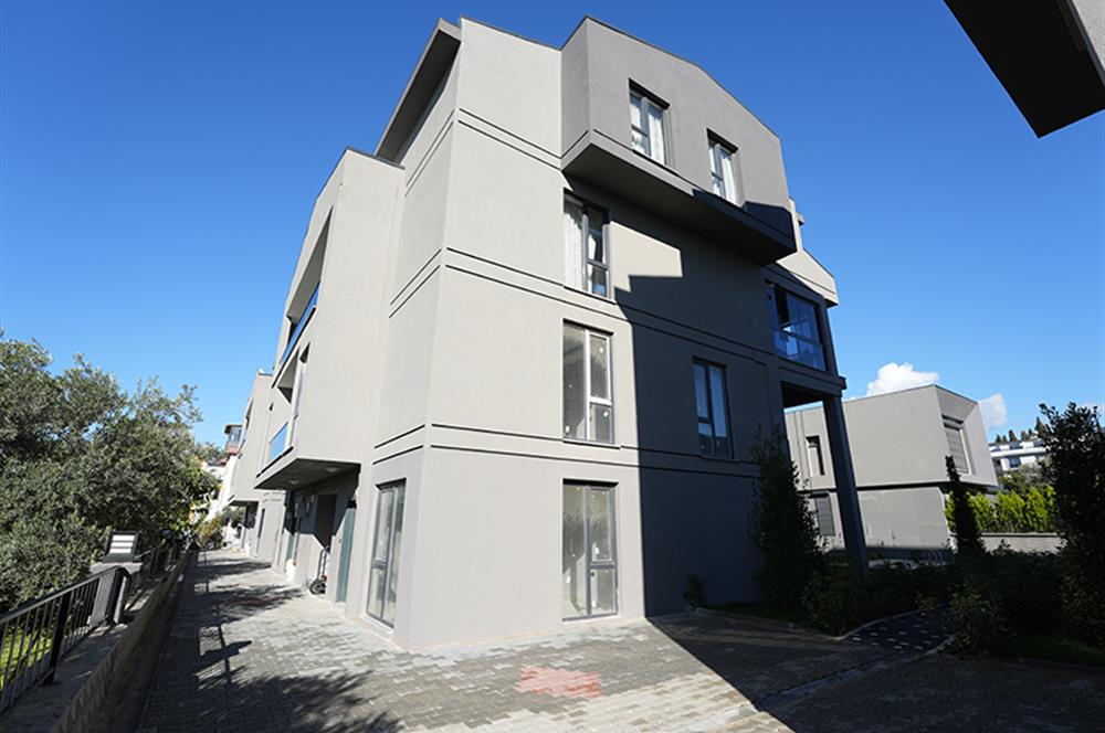 C21 Cius; Umurbey'de 4,5+1 Havuzlu Satılık Bahçe Dubleks