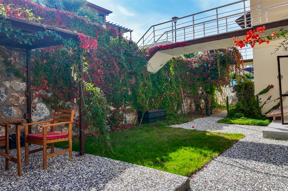 Boğaziçi Adabükünde Özel Plajlı Sitede Geniş Bahçeli Daire