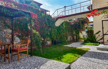 Boğaziçi Adabükünde Özel Plajlı Sitede Geniş Bahçeli Daire