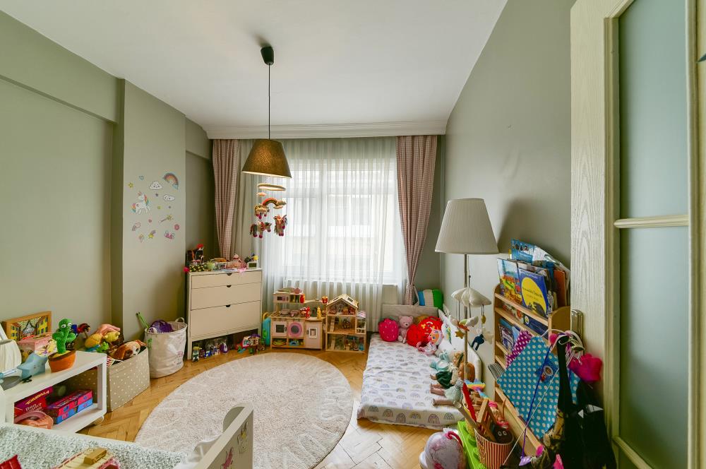 Caddebostan Ömerpaşa Sokakta geniş 3+1 Kiralık Ev