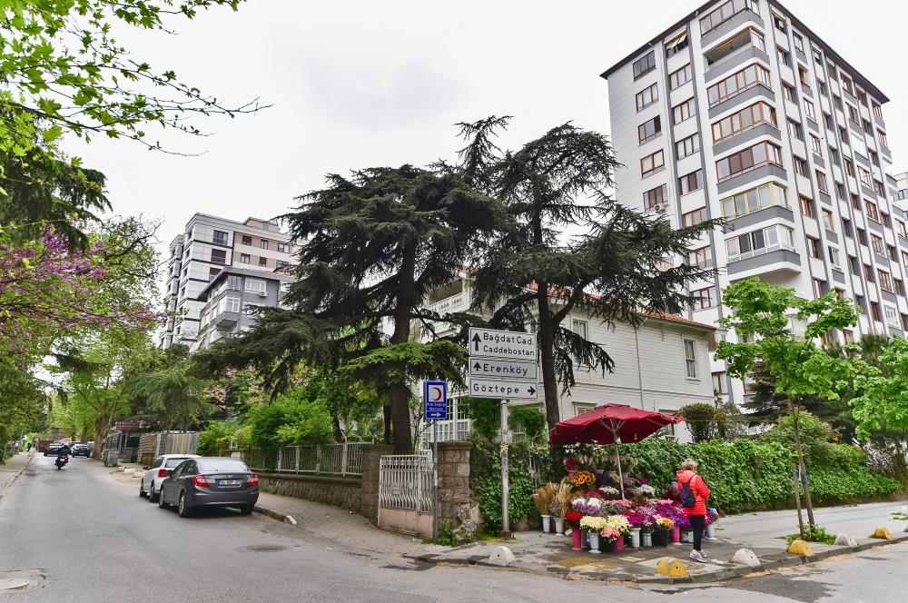 Caddebostan Ömerpaşa Sokakta geniş 3+1 Kiralık Ev