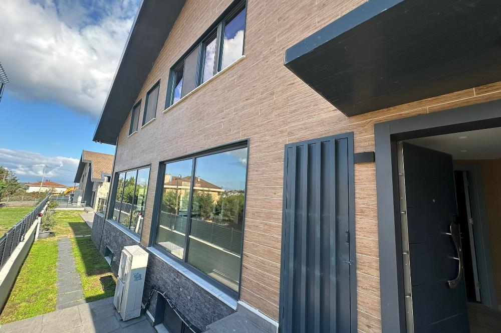 Zekeriyaköy butik havuzlu sitede 6+2 kiralık villa