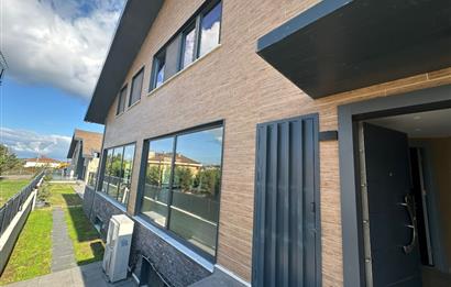 Zekeriyaköy butik havuzlu sitede 6+2 kiralık villa