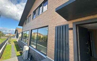 Zekeriyaköy butik havuzlu sitede 6+2 kiralık villa