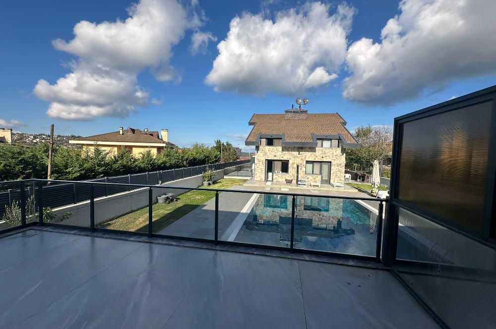 Zekeriyaköy butik havuzlu sitede 6+2 kiralık villa