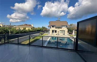 Zekeriyaköy butik havuzlu sitede 6+2 kiralık villa