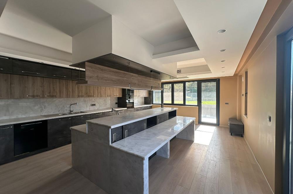 Zekeriyaköy butik havuzlu sitede 6+2 kiralık villa