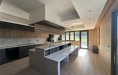 Zekeriyaköy butik havuzlu sitede 6+2 kiralık villa