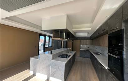 Zekeriyaköy butik havuzlu sitede 6+2 kiralık villa