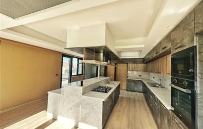 Zekeriyaköy butik havuzlu sitede 6+2 kiralık villa