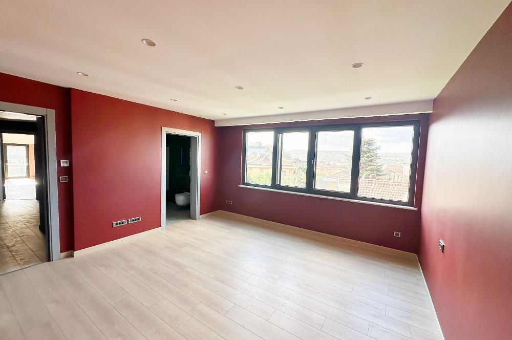 Zekeriyaköy butik havuzlu sitede 6+2 kiralık villa