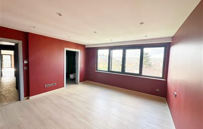 Zekeriyaköy butik havuzlu sitede 6+2 kiralık villa