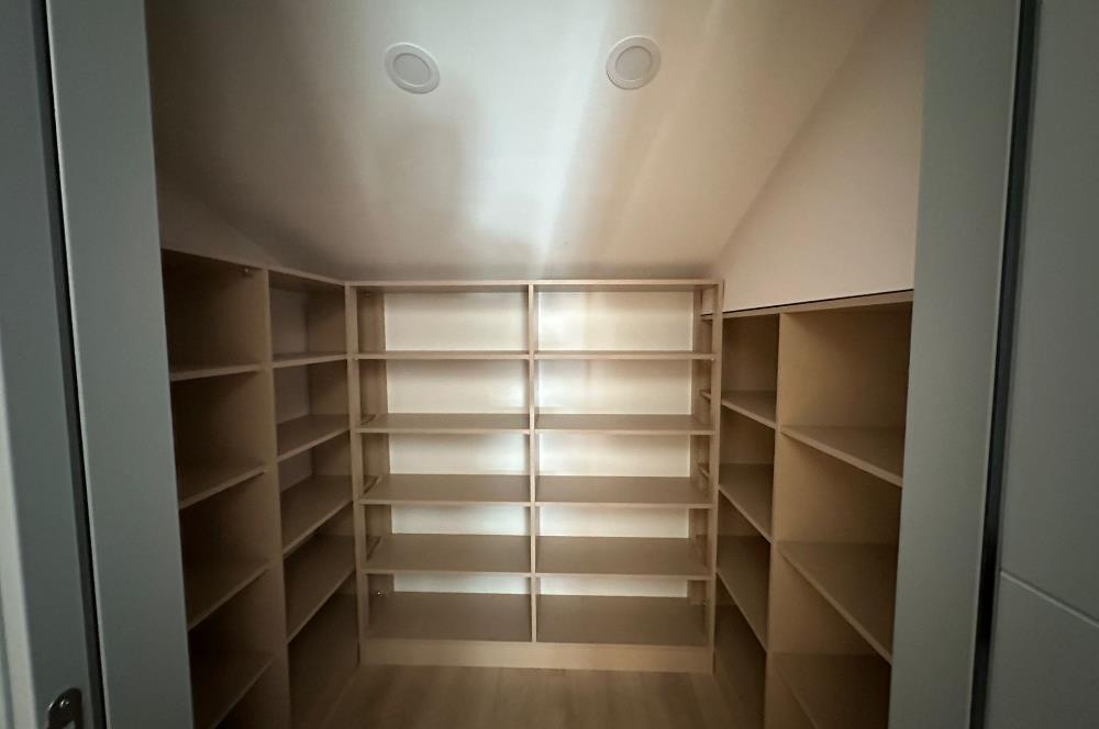 Zekeriyaköy butik havuzlu sitede 6+2 kiralık villa