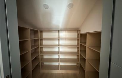 Zekeriyaköy butik havuzlu sitede 6+2 kiralık villa