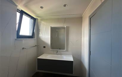 Zekeriyaköy butik havuzlu sitede 6+2 kiralık villa