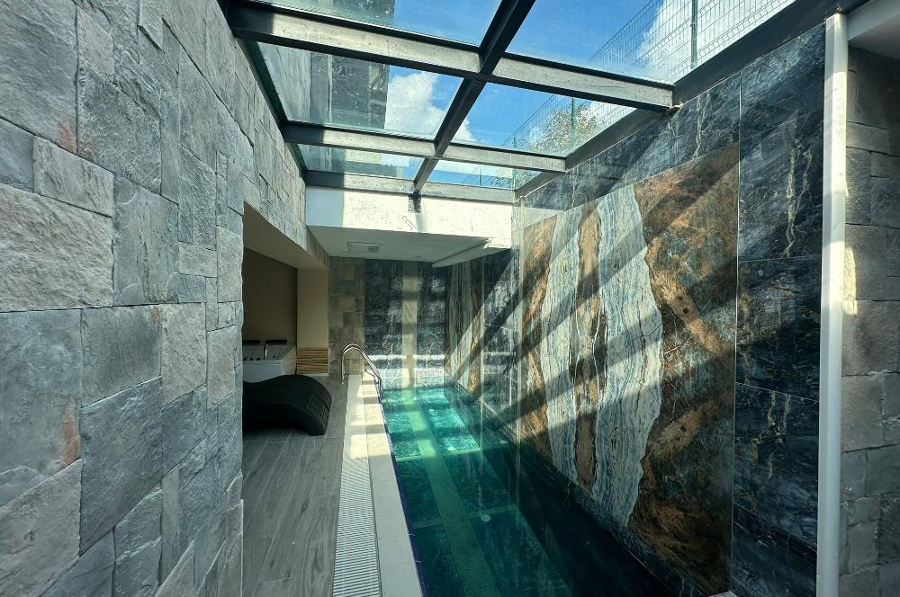 Zekeriyaköy butik havuzlu sitede 6+2 kiralık villa