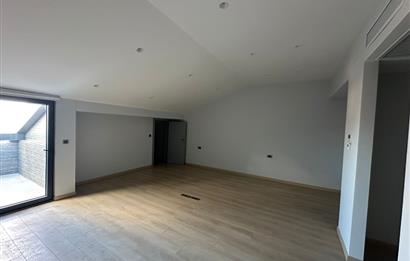 Zekeriyaköy butik havuzlu sitede 6+2 kiralık villa