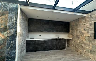 Zekeriyaköy butik havuzlu sitede 6+2 kiralık villa