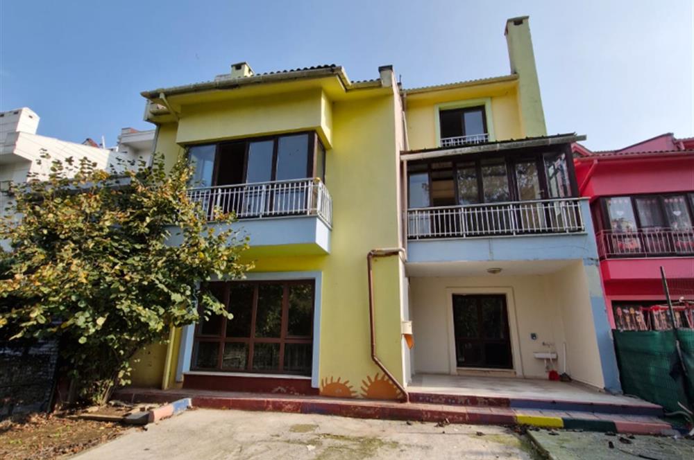 BAŞAKŞEHİR SALKIM KONAKLARINDA DOĞA İLE İÇ İÇE SATILIK TRİPLEKS VİLLA