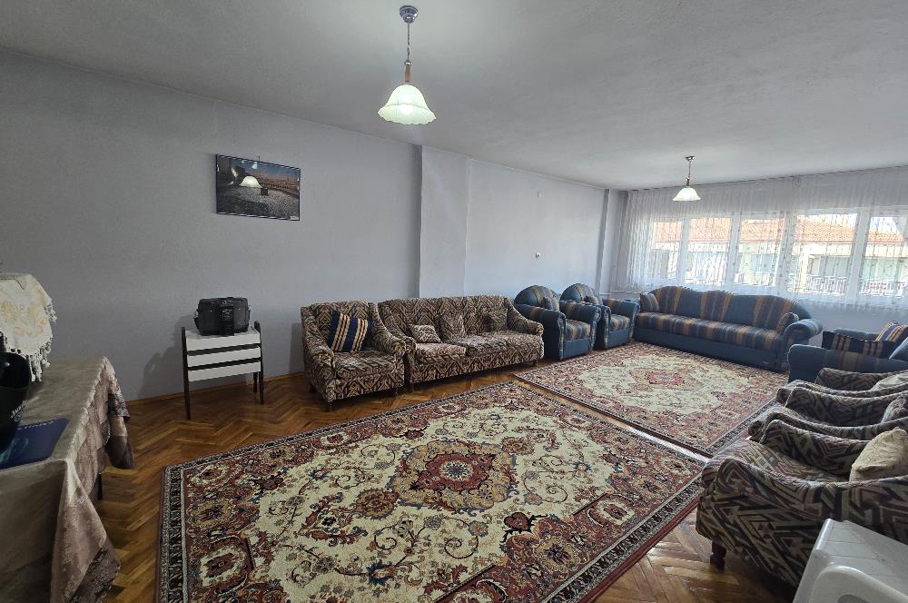 Fesleğen Mahallesi Emek Caddesi Üzerinde 190,00 m² 4+1 Daire...