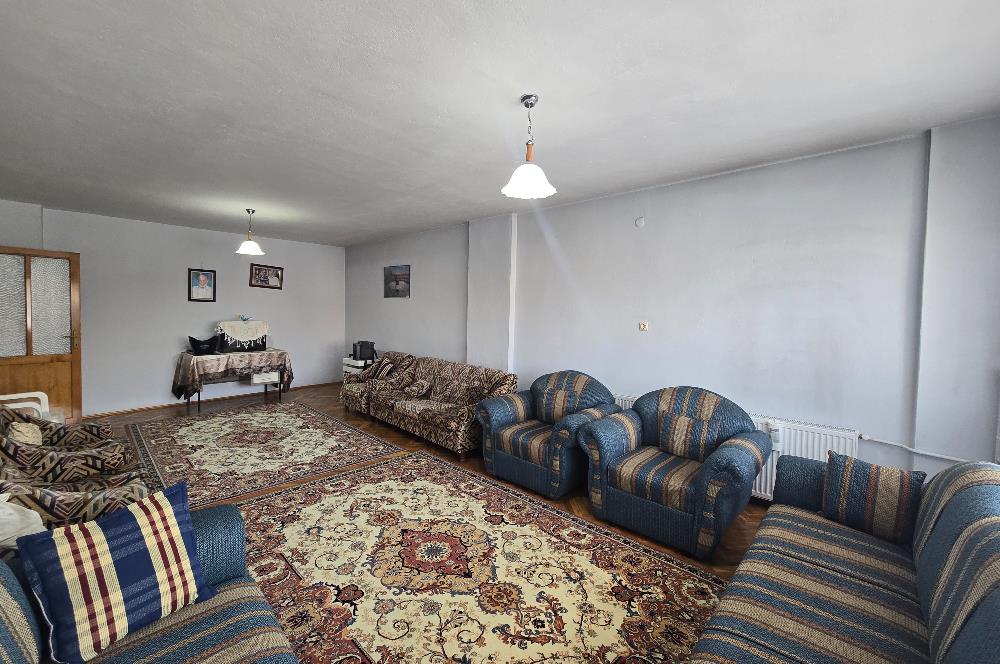 Fesleğen Mahallesi Emek Caddesi Üzerinde 190,00 m² 4+1 Daire...