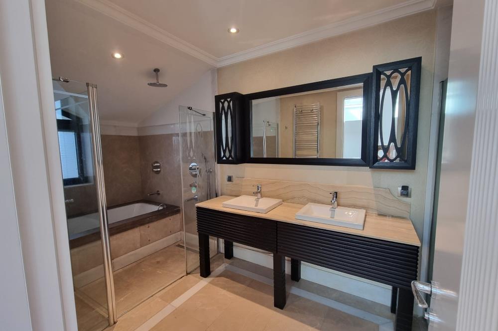 1263574833 ÜSKÜDAR ŞEHRİZAR KONAKLARI'NDA 6+1 LÜKS ÇATI DUBLEKSİ 